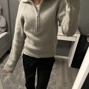 Zip up tröja - Säljer den här stickade zip up hoodien från hm som är använd några få gånger och därför i bra skick. Är storlek XS men skulle säga att den passar en S också💛