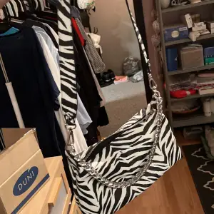 Zebra axelrems väska , helt ny aldrig använd 
