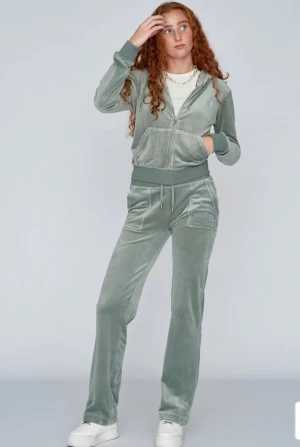 Juicy sett - BÅDA ÄR SÅLDA. 💕. Säljer detta juicy sett. Andvänd fåtal gånger.Tröja:S passar xs och M beror på hur man vill den ska sitta. Hör av er för fler bilder. 