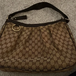 Gucci handväska  - Relativt bra skick saknar en tag. Dustbag finns med, original kasse