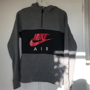 Nike hoodie - Supersnygg hoodie från Nike! Ser helt oanvänd ut. Tröjan har dragkedja i halsen och magtröja. Storleken är XL fast i barnstorlek, passar XS/S.