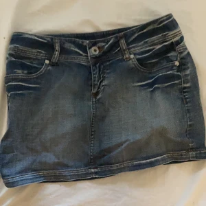 jeanskjol  - Mörkblå Jeanskjol Y2K storlek 36 low rise från vero moda 