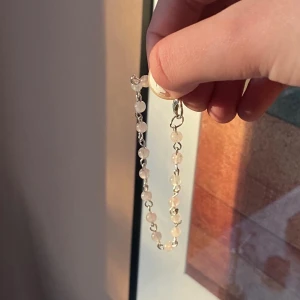 Rosenkvartsarmband💓 - Ett jättefint armband helt handgjort av mig med äkta rosenkvartpärlor.💓💓 det kommer med ett litet kort med egenskaper för kristallen <3 frakten kostar 16kr.
