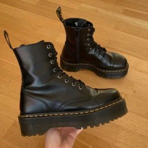 Dr Martens Jadon - Dr. Martens i modellen ”Jadon”. Riktigt snygga och trendiga men säljer eftersom de är något för stora. Väldigt bra skick, de enda ”skavanker” som finns är de som syns på bilden (crease). Hör av er om ni har frågor eller vill ha fler bilder!🥰