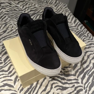 Arigato skor  - Arigato 360 laceless i navy färg  Skick 9/10 sparsamt använda! Boxen medföljer