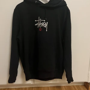 Stuzzy hoodie - Tja  Säljer min mycket snygga stuzzy hoodie pga kommer inte till användning längre! 