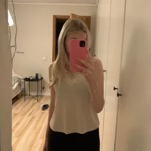 Spets linne - Finaste linnet från hm, använt ett fåtal gånger men inget slitage som syns. 💞