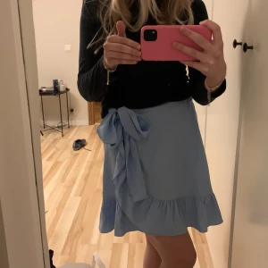Vero moda kjol - Finaste kjolen från vero moda!!! Aldrig använd bara haft på mig på denna bilden, säljes då jag fick den i present men hade en likadan redan💞 storlek xxs men skulle säga passar upp till strl S! Originalpris 300kr, säljes för 200kr!