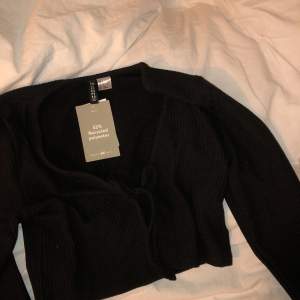 svart långärmad tröja med knyt fram från hm💗oanvänd med lapp kvar, köparen står för frakt💗