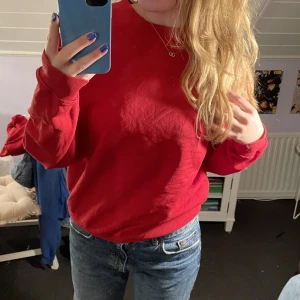 Röd sweatshirt - Superskön röd sweatshirt från soc i storlek S