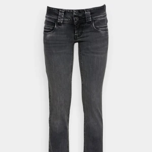 Mörkgrå pepe jeans  - As snygga lågmidjade mörkgrå pepe jeans, aldrig använda! Prislappen är kvar‼️💕