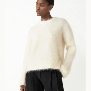 Intressekoll - Tänkte kolla om någon är intresserad att köpa denna superfina tröjan från & other stories. Helt slutsåld överallt. Nypris 1450kr, buda från 800kr. Helt oanvänd med prislapp kvar