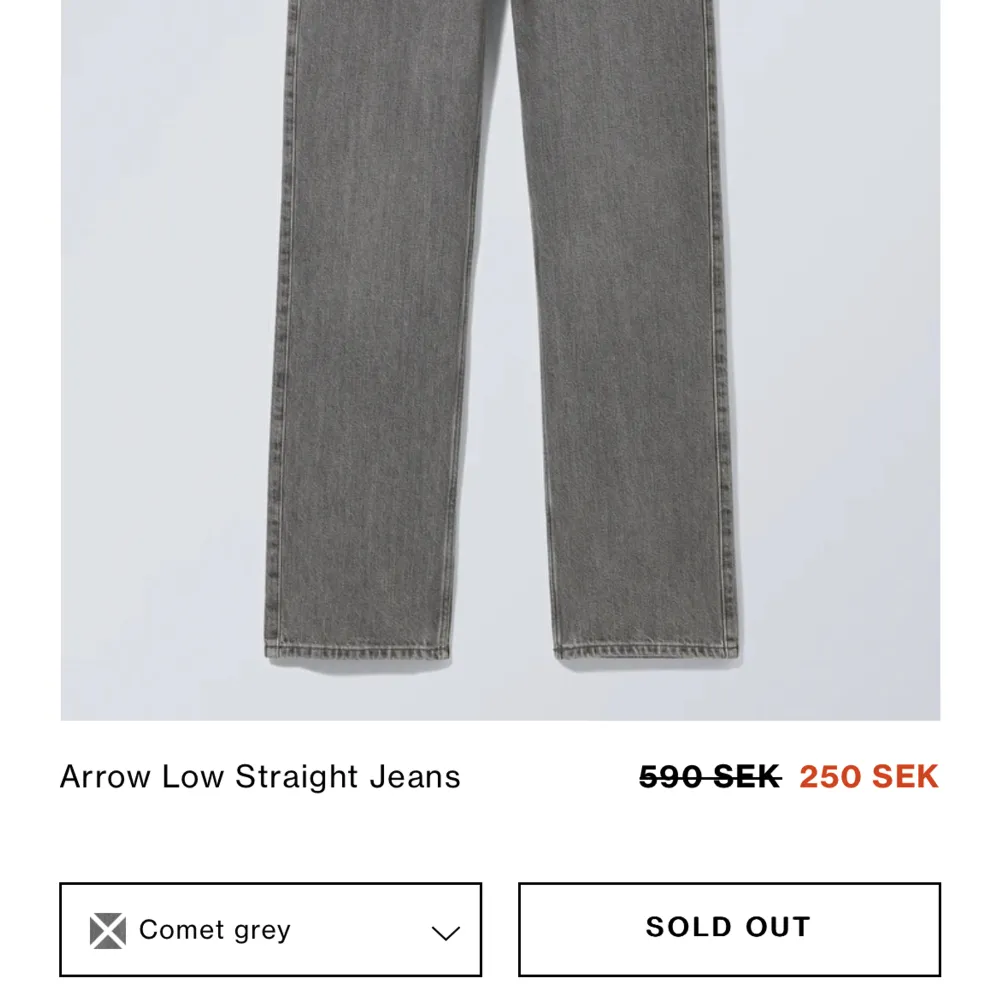 Säljer dessa Arrow Low jeans från Weekday för att dom är förstora. Aldrig använda och även slutsålda på deras hemsida. Midjemått: 38cm och innerbenslängden: 83cm  Nypris 590kr säljer för 350kr. Jeans & Byxor.