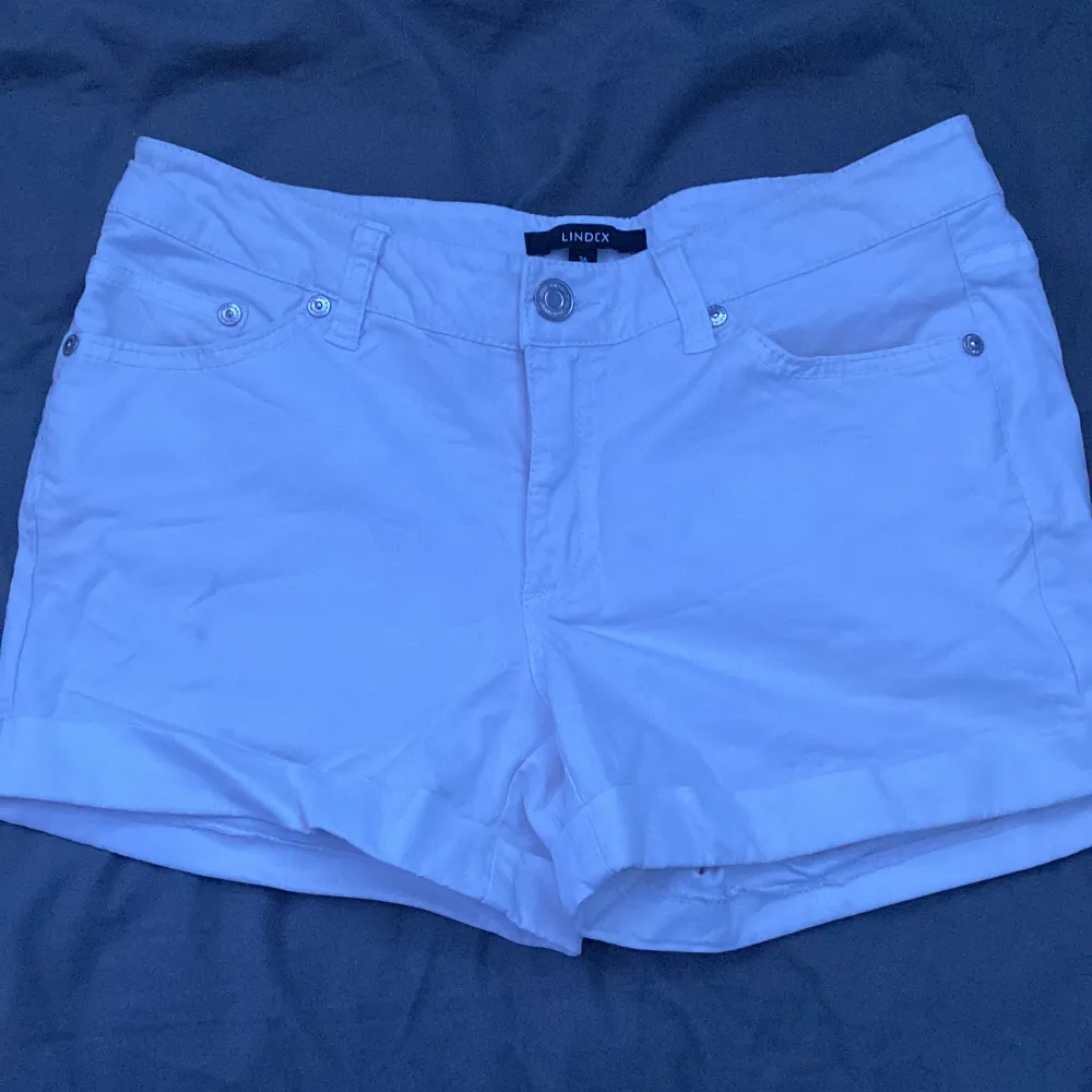 Ett par vita sommar stjorts från Lindex köpte på rea för 100kr säljer billigare . Shorts.