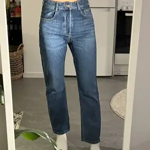 Högmidjade jeans från Zara k mörkblå wash. Väldigt sköna men lite lösa på mig! För storleksreferens kolla min profil 💙🖤🤍