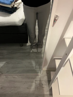 kostymbyxor  - säljer gråa kostymbyxor från bikbok, med medelhög midja och bootcut. använda fåtal gånger. om fråhor hör gärna av er, om många intressen startad budgiving! köpare står för frakt!