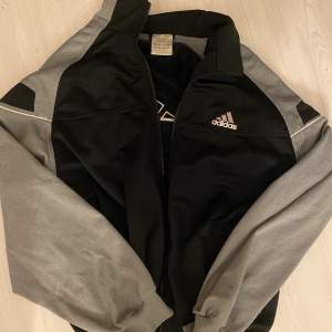 Säljer denna nästan oanvända jumper från Adidas, inga defekter. Storlek S men tröjans modell är mer oversized 💗💗