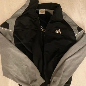 Adidas jumper storlek S - Säljer denna nästan oanvända jumper från Adidas, inga defekter. Storlek S men tröjans modell är mer oversized 💗💗