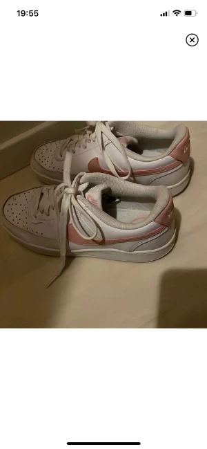 Sneakers - Säljer dessa rosa Nike sneakers som jag köpte för att ha på en fest och bara använt en gång