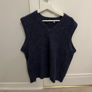 Stickad väst  - Sjukt snygg stickad väst i strlk L. Passar mig som är S för en oversized look. Herrmodell. Säljer för 120kr. Nyskick 