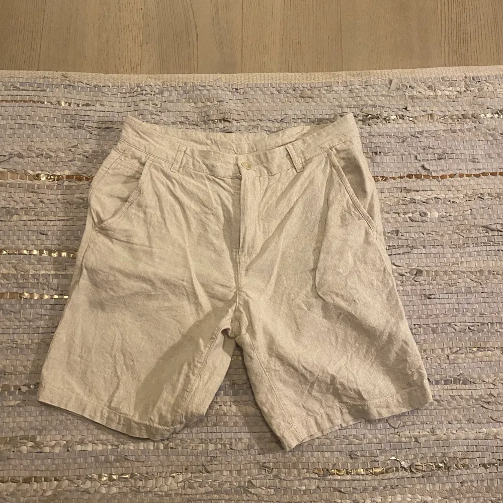 Fina shorts knappt använda i jättebra skick, perfekt för vår/sommar. Shorts.