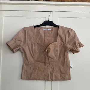 Beige topp  - Beige topp  Aldrig använd  