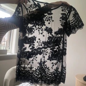 Ida Sjöstedt  - Fin topp från Ida Sjöstedt med broderade blommor, använd 1 gång. Fin till fest/middag med :) 
