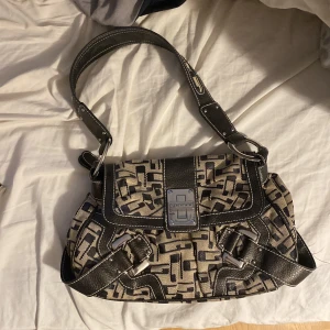 Guess Väska - Jättefin väska köpt secondhand men kommer aldrig till användning, har även ett längre band som tillkommer❣️ 