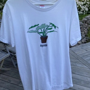 Supreme T shirt  - Ett bra skick bara använd få gånger men texten har spruckit lite. Sitter som en M i storlek. Behövs bara en snabb tvätt på den. 399kr just nu. 
