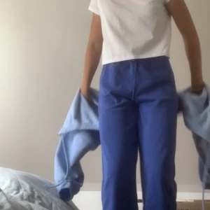 T-shirt  - En fin T-shirt från Mono som jag köpte i Danmark som jag tyvär har växt ur jätte fint skick inga fläckar elr någon annan skada 💕