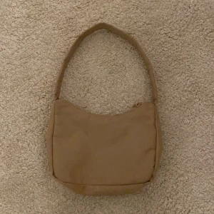 beige handväska - kollar intresse på min fina väska från ginatticot 💝 köpt för ungefär 2 år sedan men är i super fint skick !💞 kontakta mig för fler bilder eller intresse 💗