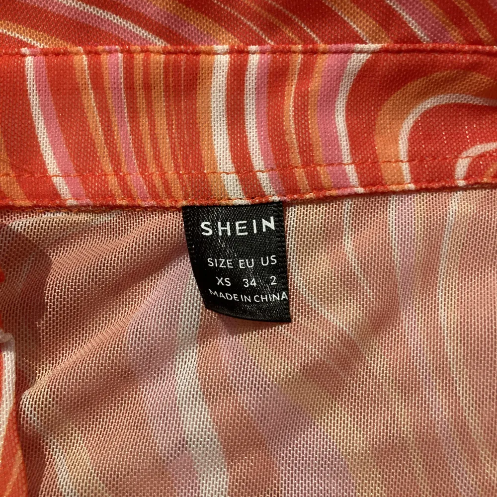 En orange, röd, vit o rosa topp som är genomskinlig från SHEIN, storlek XS. Inte använts någongång, bara legat i garderoben. Om ni är intresserad så skriv gärna till mig först. . Toppar.