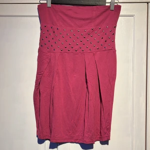 Rosa klänning med silver detaljer - Fest klänning, köpt på Skill, bra skick.