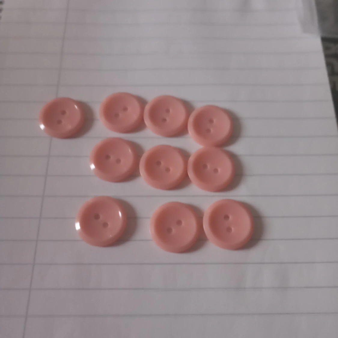 Rosa brandgula knappar 10 stycken , 2 cm stora .