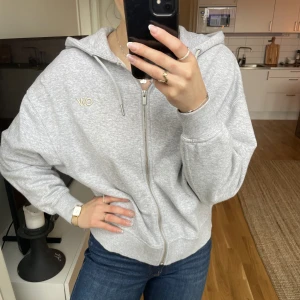 Ziptröja från CW - Snygg munkjacka från Carin Wester. Modellen är kort och har stora ärmar och en stor luva. Endast anvädn ett fåtal gånger.