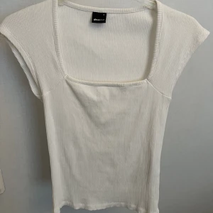 Vit topp - Bara testat, som ny. Köpt på gina, säljer för 110kr inkl frakt🤍