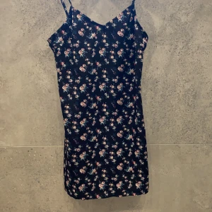 Kort klänning - Blommig klänning 