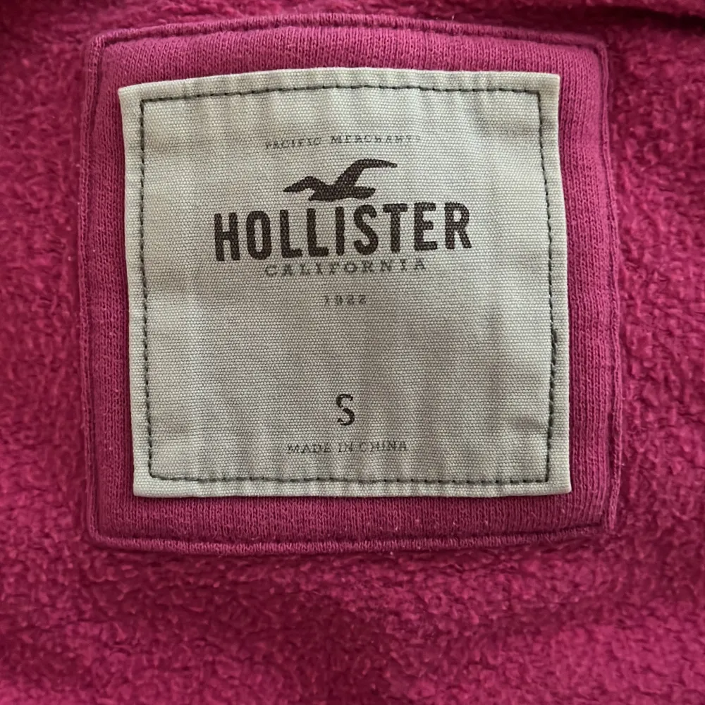 Säljer denna fina rosa hollister zip up hoddien i strl S med blå text typ på! Inte kommit till användning då den köptes under fel årstid! Inga tydliga skador ❤️ skriv för mer information. 50+ frakt! Pris går att diskuteras 💕. Hoodies.