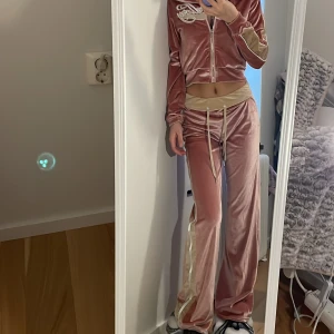 Sett - Köpte detta sett för ca ett år sedan och har aldrig använt pga att jag inte gillar färgerna så har en annan likadan med andra färger:)