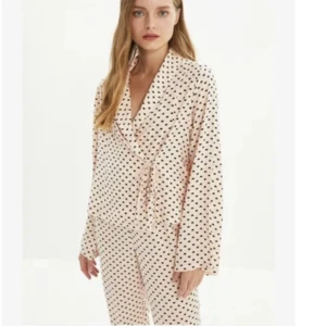 pyjamas  - helt oanvänd pyjamas med hjärtan, säljer pga kommer inte till användning❤️ stl 40 men passar även 36/38, toppen går att knyta hur man vill! perfekt till alla hjärtas dag🥰