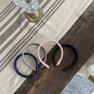 Diadem - Nu börjar vi försäljningen igen. Fyra färger går att beställa om ni kontaktar oss här i chatten eller på instagram dm @tiara_sthlm 💕 149kr st + 15 kr i frakt🙌🏼