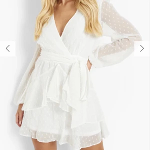 Studentklänning - Perfekt för studenten.  Helt oanvänd med prislappen kvar