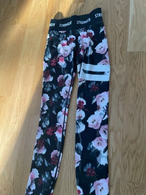 Stronger - Oanvända blommiga Stronger. Exkl frakt