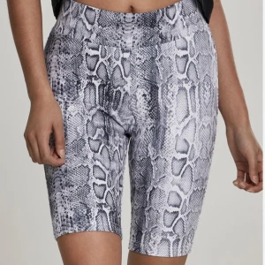 Cyckelbyxor snake print - Cyckelbyxor från Cubus, snake print storlek M stretchiga material använda 1/2 gånger.  Frakt 65kr 