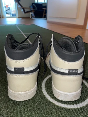 Jordans  - Säljer nu mina Jordans! Köpte här på plick för cirka 1,5 år sen för ungefär 2000 kr men knappt använda därav säljer jag dem nu! Finns smått slitage, så hör av dig så får du fler bilder! Självklart tvättas och rengörs skorna innan försäljning!😌