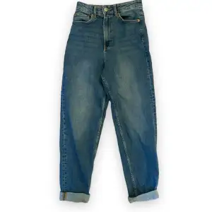 Dessa fina jeans är nu försmå för mig ): dem är jätte sköna och sitter fint på! :) Köparen står för frakten 