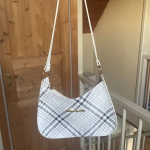 Väska - Fin axelväska, aldrig använd. Köpt från shein!