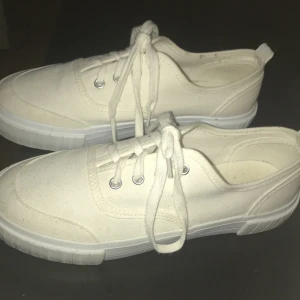 Skor  - Helt nya skor från HM, stolek 37 fina. Sälj för 250kr och är köpta för 150kr. Hör av dig om fler bilder eller intresse. 