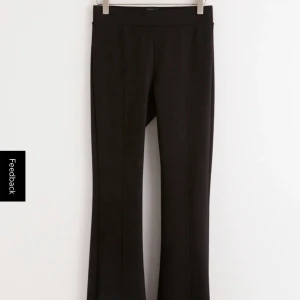 Lindex puntobyxa  - Först ut: svarta Puntobyxor (kostymbyxor) i storlek s. Dom har ett härligt stretchigt material i både midjan och i hela byxan. Dom är endast testade så dom är utan anmärkningar. Material: 69% viskos 27% polyamid 4% elastan Nypris: 599 kr Mitt pris: 369 kr