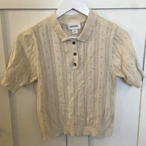 Topp från Monki - Såå gullig topp från Monki, men säljer den då den inte längre är min stil och har legat oanvänd alldeles för länge. Glöm inte läsa min bio innan du köper! 🖤